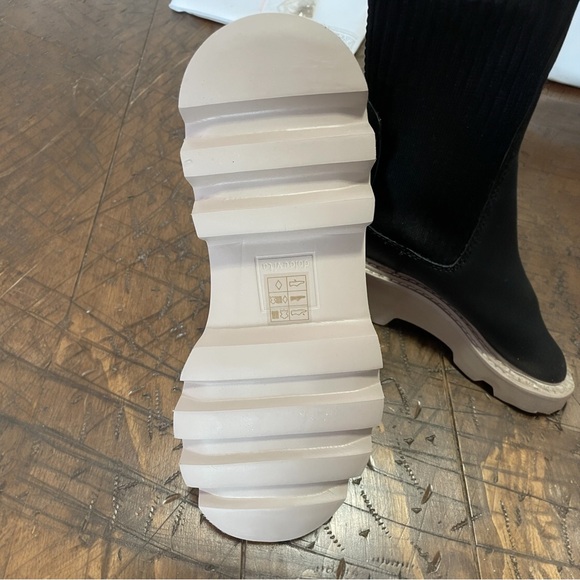 Dolce Vita waterproof boots with lug sole, NWT, size 8 - Picture 3 of 4